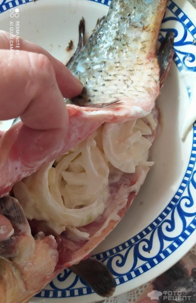 Рецепт: Карп запеченный - в духовке со сметаной и луком.