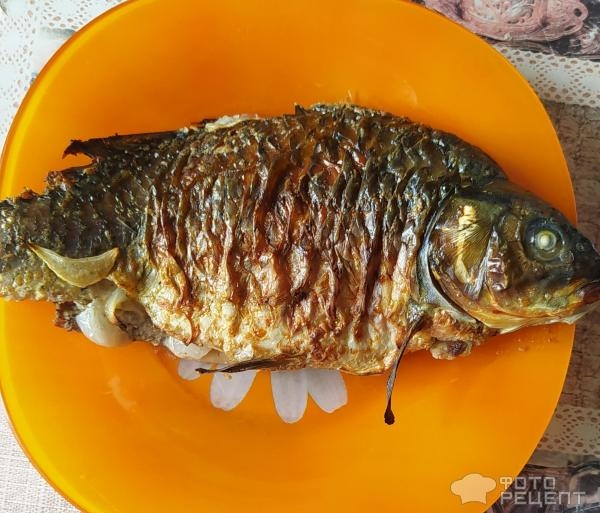 Рецепт: Карп запеченный - в духовке со сметаной и луком.