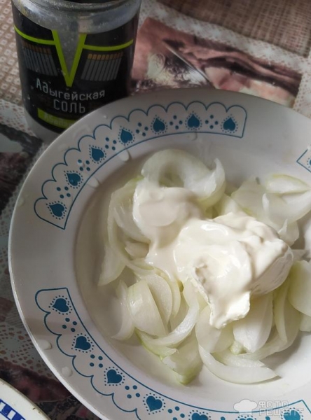 Рецепт: Карп запеченный - в духовке со сметаной и луком.