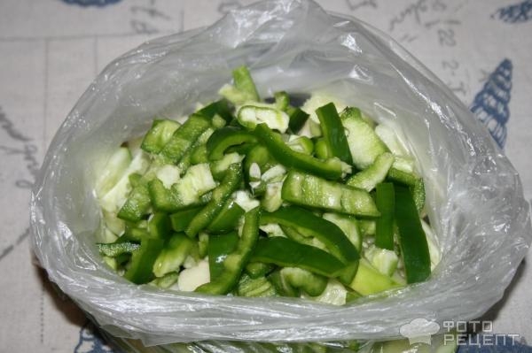 Рецепт: Огурцы малосольные в пакете - Почти салат со сладким перцем