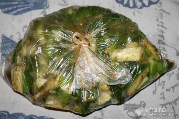 Рецепт: Огурцы малосольные в пакете - Почти салат со сладким перцем