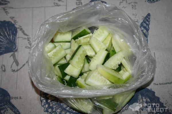 Рецепт: Огурцы малосольные в пакете — Почти салат со сладким перцем post thumbnail image