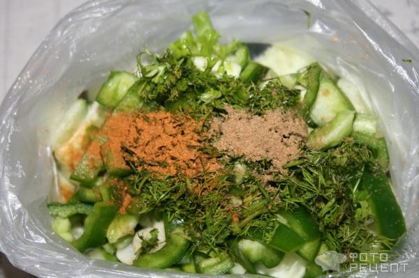 Рецепт: Огурцы малосольные в пакете - Почти салат со сладким перцем