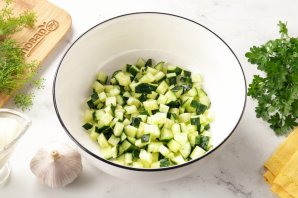 Салат с яйцом, сыром, кукурузой и огурцом Салат с яйцом, сыром, кукурузой и огурцом