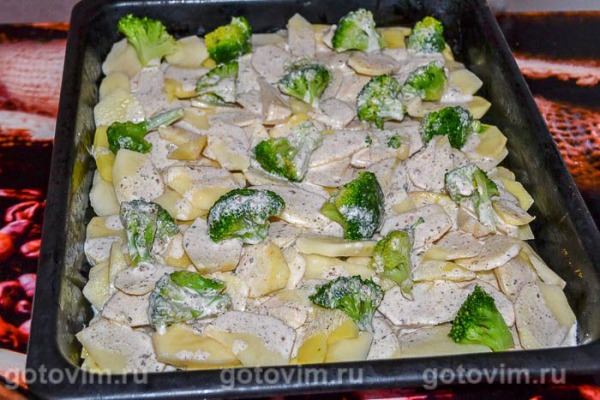 Картофельная запеканка с куриными крылышками и брокколи в духовке