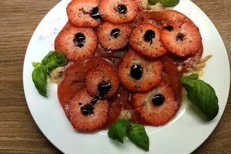 Карпаччо из помидоров и клубники с тунцовым кремом тоннато Карпаччо из помидоров и клубники с тунцовым кремом тоннато