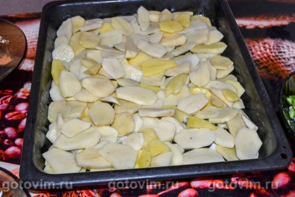 Картофельная запеканка с куриными крылышками и брокколи в духовке