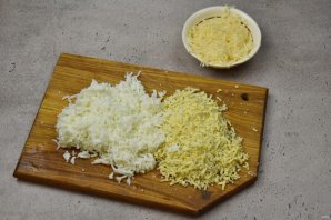 Пасхальный салат с консервированным лососем