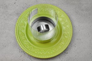 Пасхальный салат с консервированным лососем