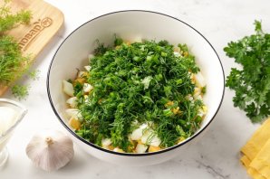 Салат с яйцом, сыром, кукурузой и огурцом Салат с яйцом, сыром, кукурузой и огурцом