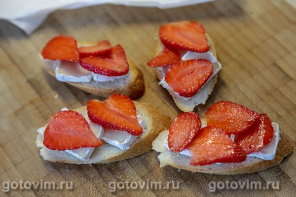 Брускетта с клубникой и сыром камамбером