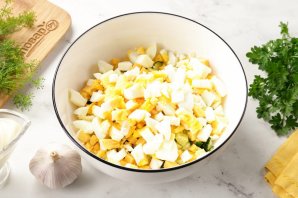 Салат с яйцом, сыром, кукурузой и огурцом Салат с яйцом, сыром, кукурузой и огурцом
