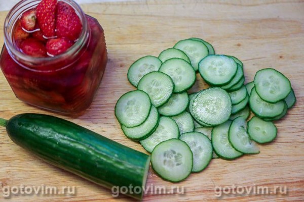 Салат из соленой клубники и огурцов Салат из соленой клубники и огурцов