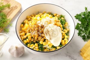 Салат с яйцом, сыром, кукурузой и огурцом Салат с яйцом, сыром, кукурузой и огурцом