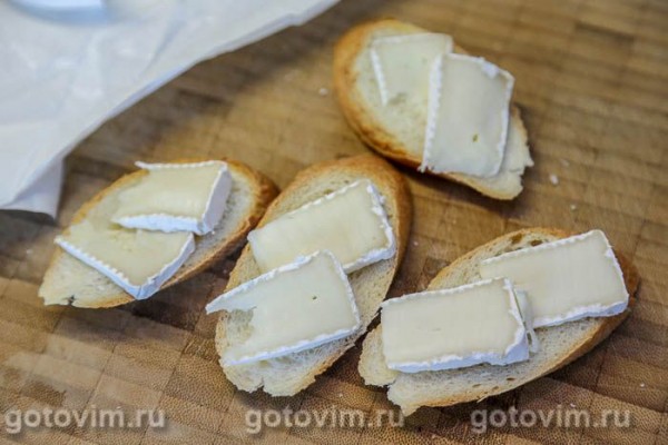 Брускетта с клубникой и сыром камамбером