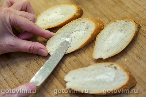 Брускетта с клубникой и сыром камамбером
