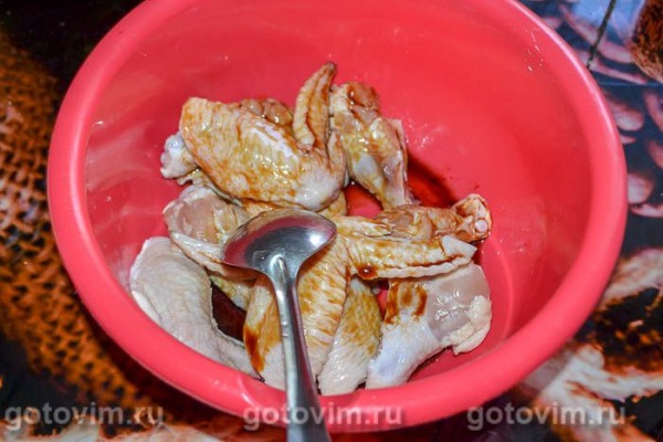 Картофельная запеканка с куриными крылышками и брокколи в духовке