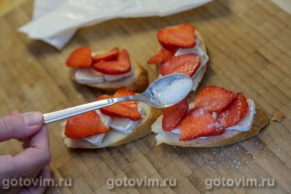 Брускетта с клубникой и сыром камамбером