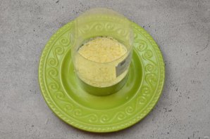 Пасхальный салат с консервированным лососем