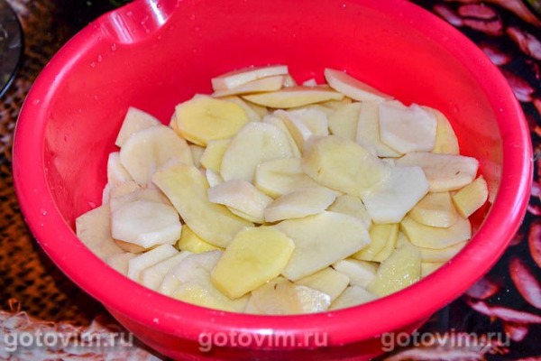 Картофельная запеканка с куриными крылышками и брокколи в духовке