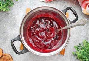 Шоколадный торт с малиной и голубикой Шоколадный торт с малиной и голубикой