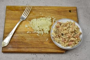 Пасхальный салат с консервированным лососем