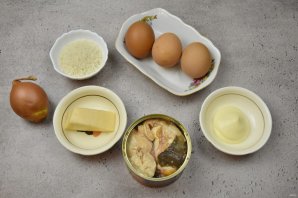 Пасхальный салат с консервированным лососем