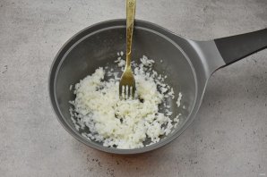 Пасхальный салат с консервированным лососем