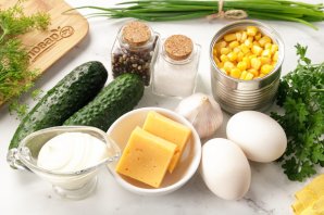 Салат с яйцом, сыром, кукурузой и огурцом Салат с яйцом, сыром, кукурузой и огурцом
