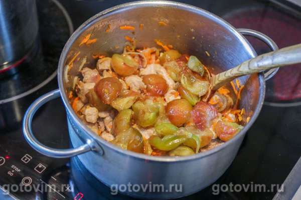 Плов со свининой с алычой