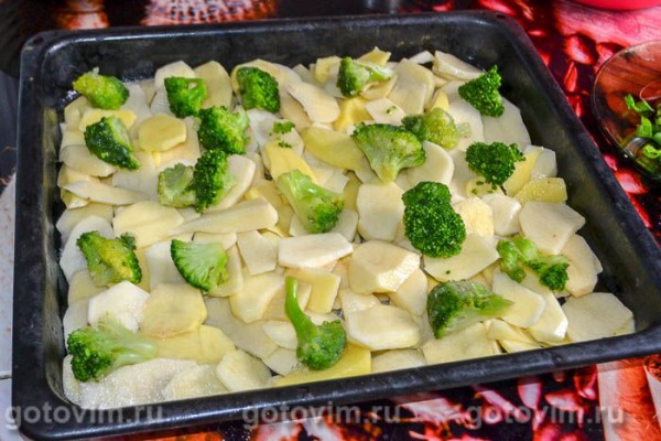 Картофельная запеканка с куриными крылышками и брокколи в духовке