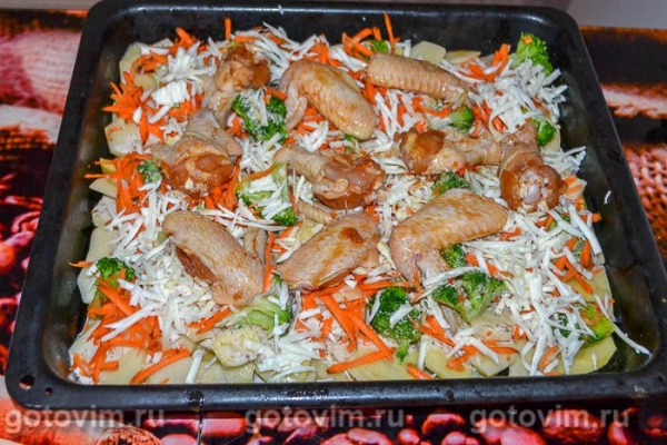 Картофельная запеканка с куриными крылышками и брокколи в духовке