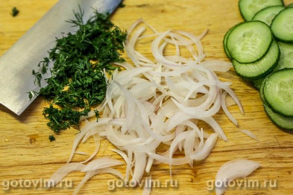 Салат из соленой клубники и огурцов Салат из соленой клубники и огурцов