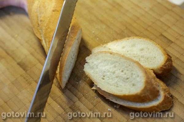 Брускетта с клубникой и сыром камамбером