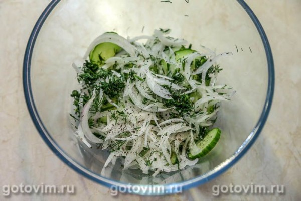 Салат из соленой клубники и огурцов Салат из соленой клубники и огурцов