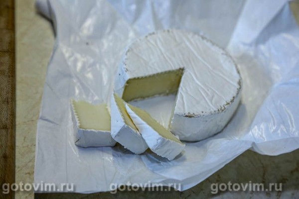 Брускетта с клубникой и сыром камамбером