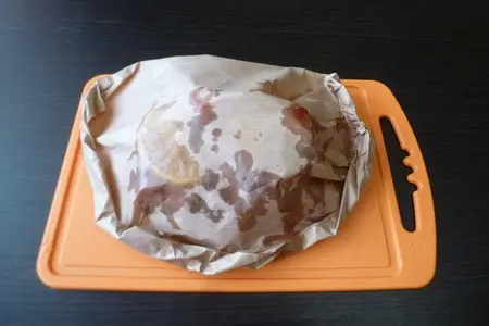 Ароматные рёбрышки с овощами, запеченные в пергаменте