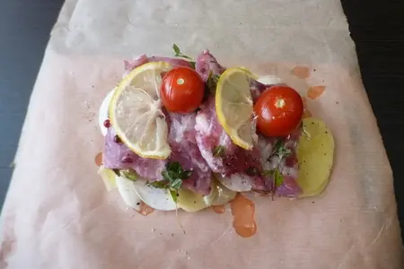 Ароматные рёбрышки с овощами, запеченные в пергаменте