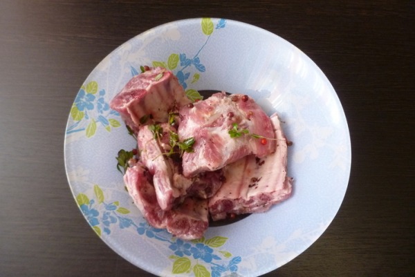 Ароматные рёбрышки с овощами, запеченные в пергаменте