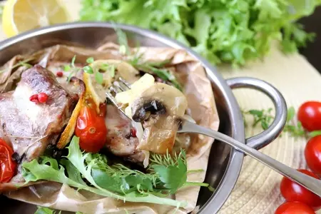 Ароматные рёбрышки с овощами, запеченные в пергаменте