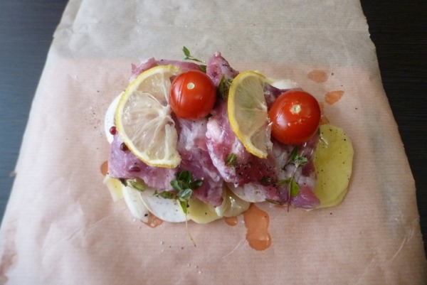 Ароматные рёбрышки с овощами, запеченные в пергаменте