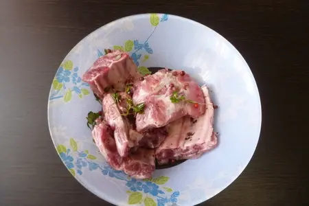 Ароматные рёбрышки с овощами, запеченные в пергаменте