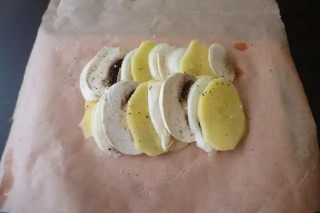 Ароматные рёбрышки с овощами, запеченные в пергаменте