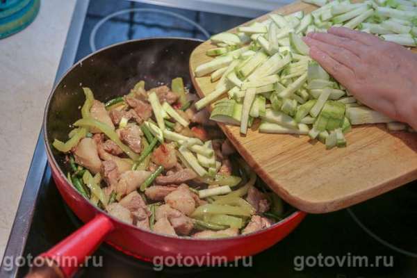 Жареное мясо с кабачками и чесночными стрелками Жареное мясо с кабачками и чесночными стрелками