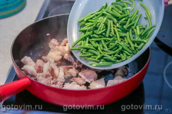 Жареное мясо с кабачками и чесночными стрелками Жареное мясо с кабачками и чесночными стрелками