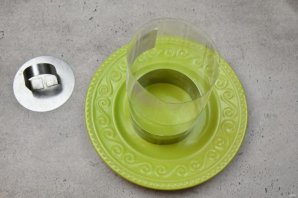 Пасхальный салат с консервированным лососем