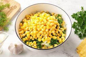 Салат с яйцом, сыром, кукурузой и огурцом Салат с яйцом, сыром, кукурузой и огурцом