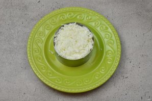 Пасхальный салат с консервированным лососем