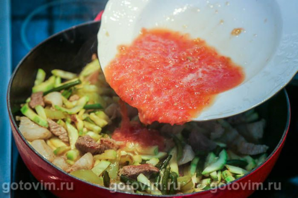 Жареное мясо с кабачками и чесночными стрелками Жареное мясо с кабачками и чесночными стрелками
