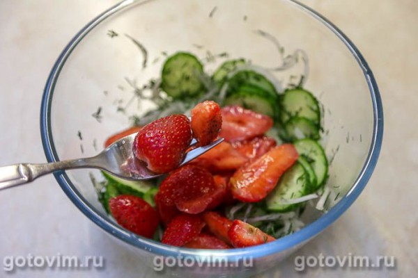 Салат из соленой клубники и огурцов Салат из соленой клубники и огурцов